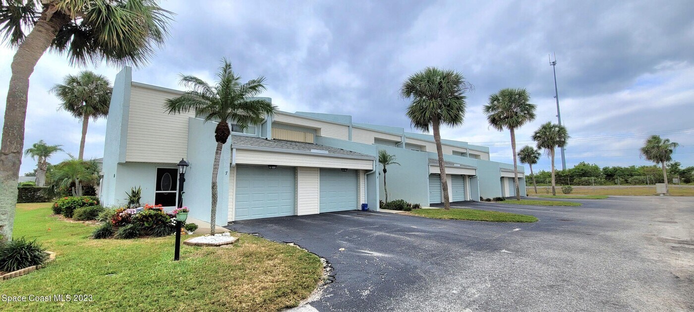 810 Poinsetta Dr in Indian Harbour Beach, FL - Building Photo