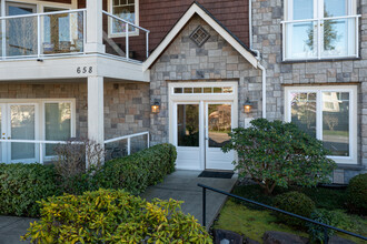 658 Glen St in Edmonds, WA - Building Photo - Building Photo