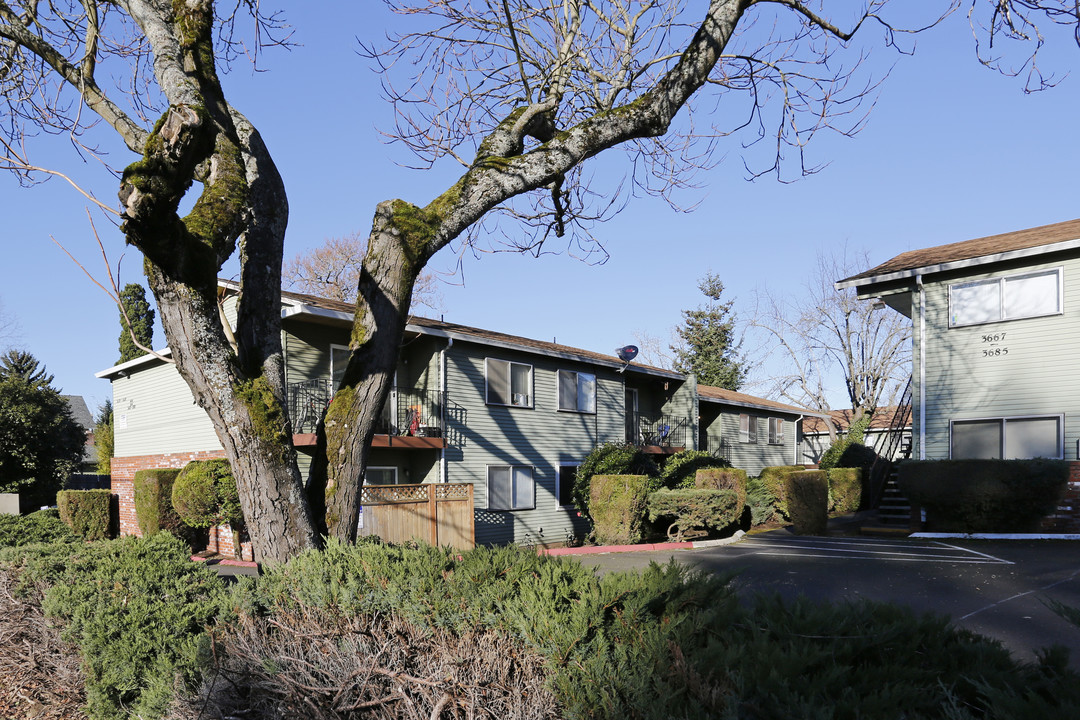 Ravenbourne Apartments in Portland, OR - Building Photo