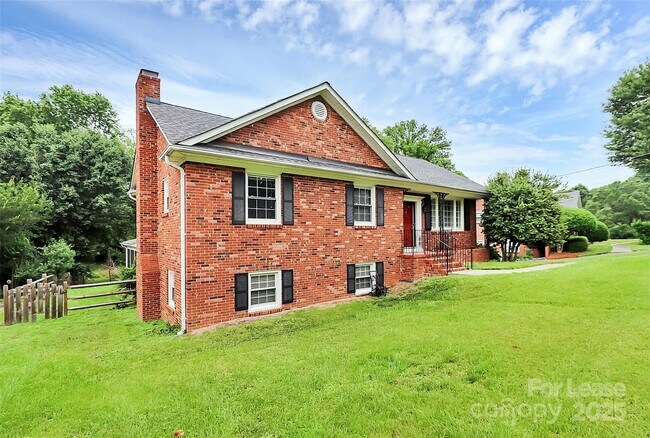 6908 Lancer Dr in Charlotte, NC - Foto de edificio - Building Photo