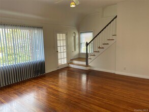 8 Cameron Ln in Valley Stream, NY - Building Photo - Building Photo