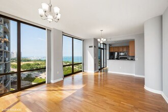 233 E 13th St in Chicago, IL - Building Photo - Building Photo