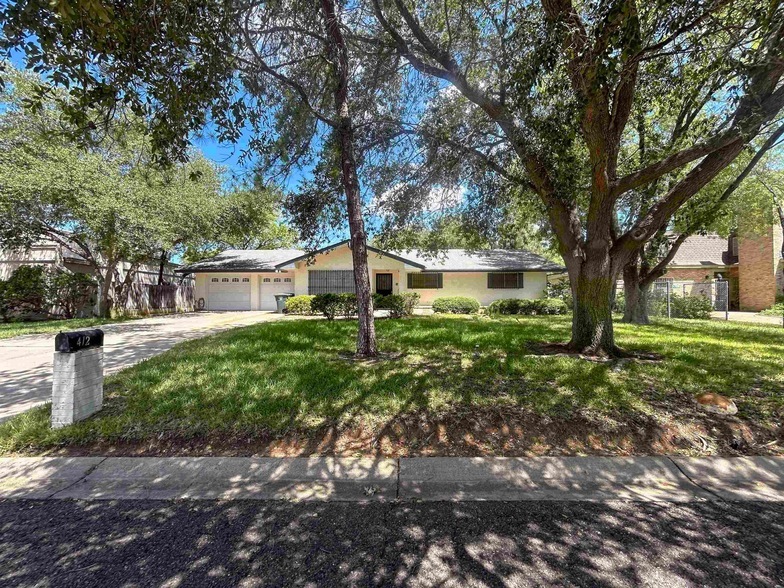 412 Longshadow Rd in Laredo, TX - Building Photo