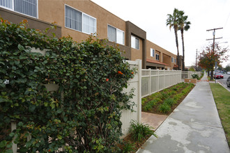 Villa Malaga Apartments in Los Angeles, CA - Building Photo - Building Photo