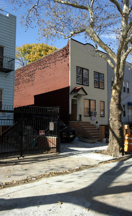 338 E 9th St in Brooklyn, NY - Foto de edificio