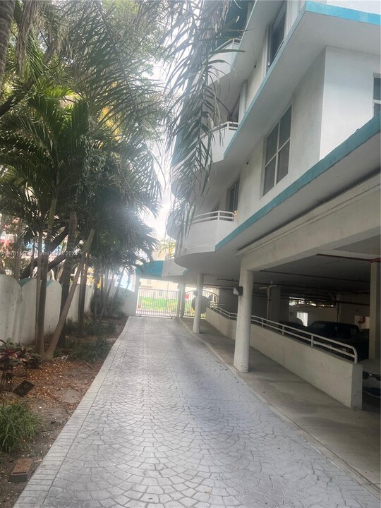 9156 Collins Ave in Surfside, FL - Building Photo