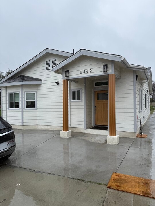 6462 Mary Ellen Ave in Los Angeles, CA - Building Photo