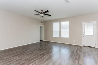 1724 Gayla Creek Dr in Little Elm, TX - Foto de edificio - Building Photo