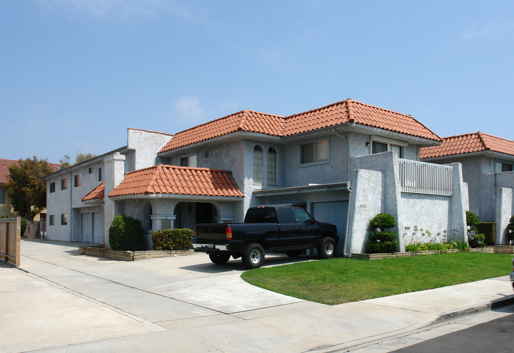 16802 Blanton St in Huntington Beach, CA - Foto de edificio