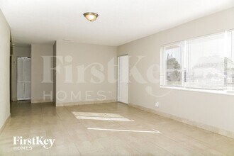 2441 NW 182nd Terrace in Miami Gardens, FL - Foto de edificio - Building Photo