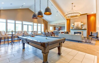 The Residences of Orland Park Crossing in Orland Park, IL - Foto de edificio - Building Photo