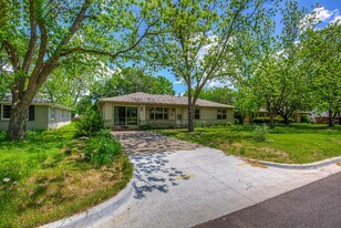 2506 Washington St in Commerce, TX - Building Photo
