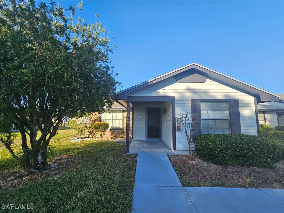 10566 Quincy Ct in Lehigh Acres, FL - Foto de edificio