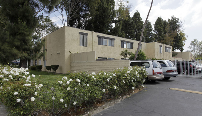 Shady Knoll in Santa Ana, CA - Foto de edificio - Building Photo