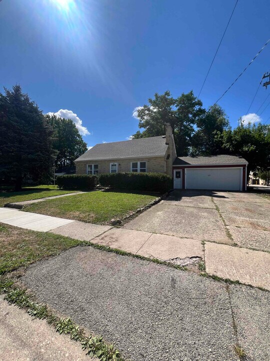 609 Sydney Ave in Loves Park, IL - Building Photo
