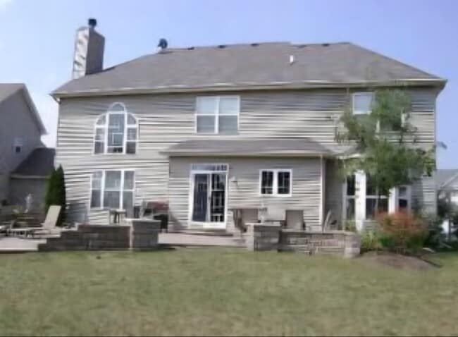 165 Fieldcrest Dr in Bartlett, IL - Building Photo - Building Photo
