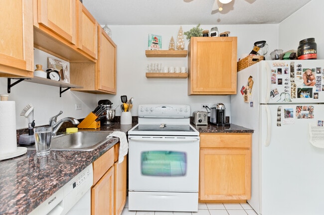 2740 N Pine Grove Ave, Unit 13F in Chicago, IL - Building Photo - Building Photo