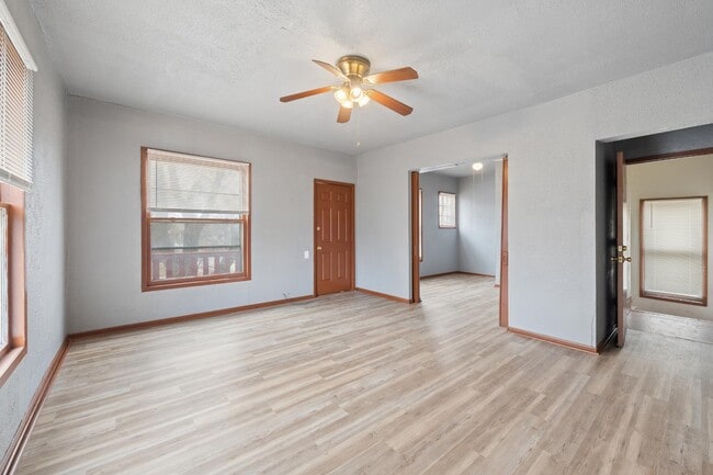 1218 W Locust St in Milwaukee, WI - Building Photo - Building Photo