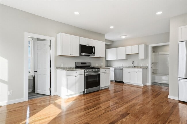 116 Coburn St in Lowell, MA - Building Photo - Building Photo