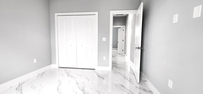 1050 Eisenhower Blvd in Lehigh Acres, FL - Foto de edificio - Building Photo