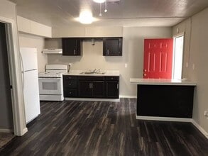 1020 N Main St in Baytown, TX - Foto de edificio - Building Photo