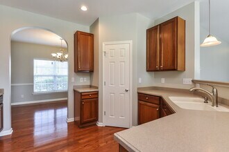 1102 Braemar Highland Dr in Zebulon, NC - Foto de edificio - Building Photo