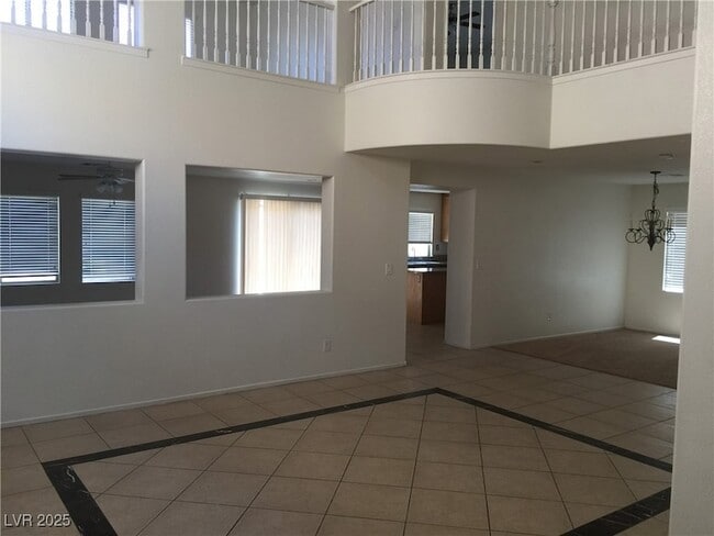5558 Cresent Valley St in Las Vegas, NV - Foto de edificio - Building Photo