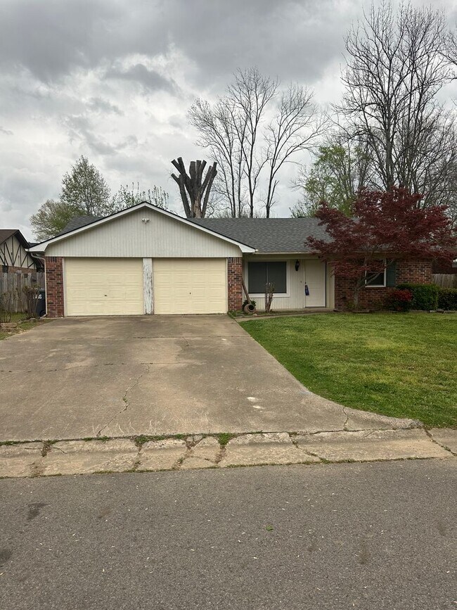 property at 1510 N Knoxville Ave