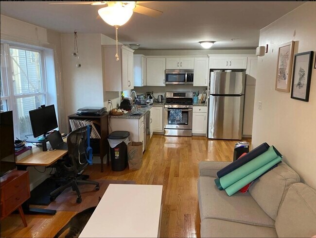 28 Beacon St, Unit #1 in Somerville, MA - Building Photo - Building Photo
