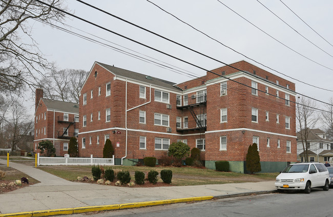 Maple Tree Apartments in Patchogue, NY - Building Photo - Building Photo