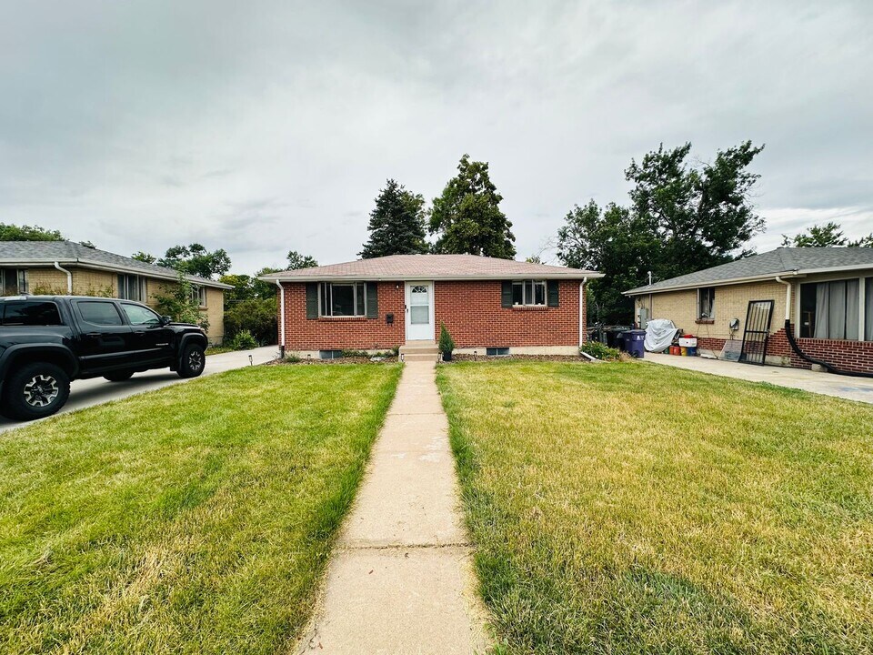 1941 S Dahlia St in Denver, CO - Building Photo