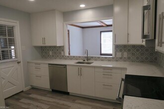 592 Dellwood Dr in Newport News, VA - Building Photo - Building Photo