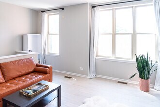 706 W Evergreen Ave in Chicago, IL - Building Photo - Building Photo