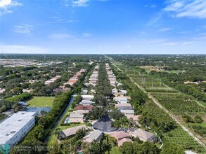 7400 NW 70th Ave in Parkland, FL - Foto de edificio - Building Photo