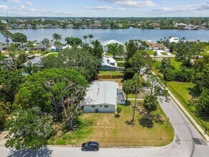 695 Sunset Dr in Tarpon Springs, FL - Building Photo - Building Photo