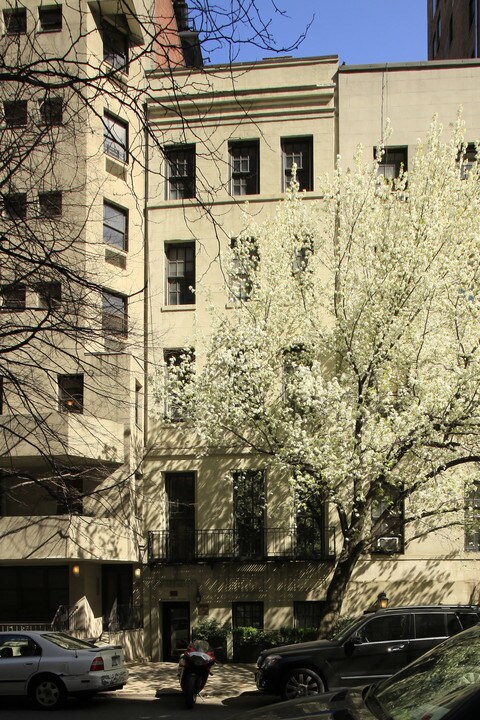 59 E 75th St in New York, NY - Building Photo