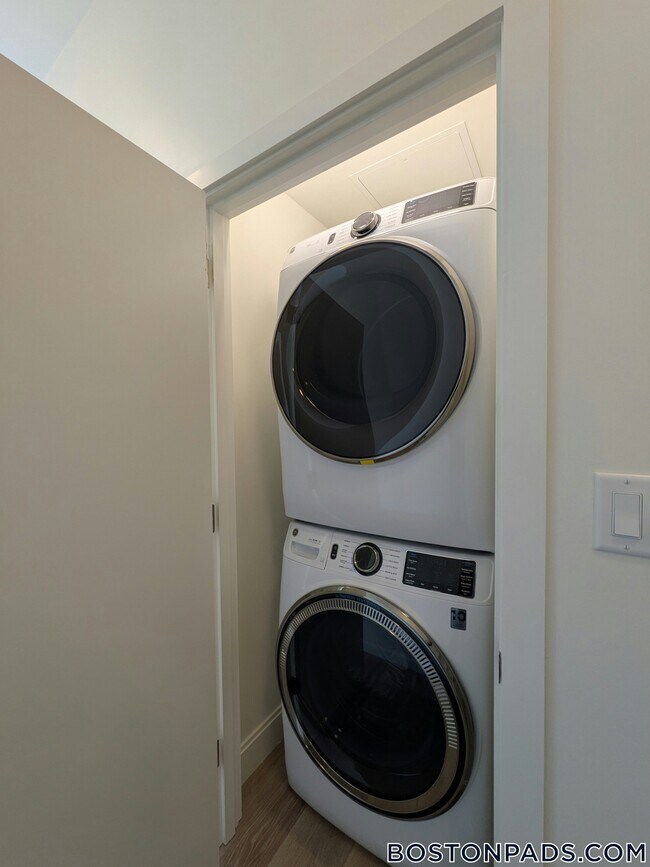 1079 Commonwealth Ave, Unit 249 in Boston, MA - Foto de edificio - Building Photo