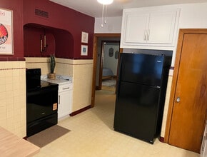 2657 N 62nd St, Unit Charming 2-Bedroom, 1-Bat in Wauwatosa, WI - Foto de edificio - Building Photo