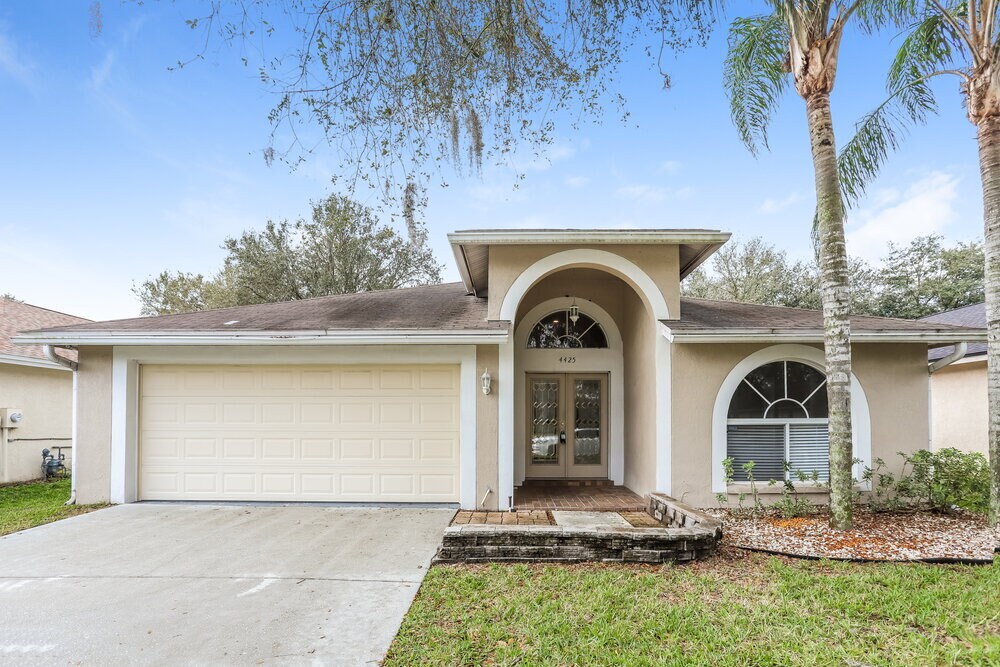 4425 Preston Woods Dr in Valrico, FL - Building Photo
