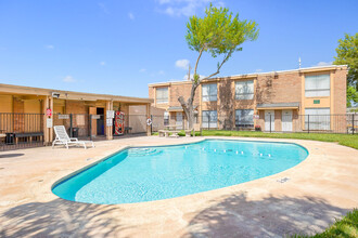 Tamarack Apartments in McAllen, TX - Foto de edificio - Building Photo