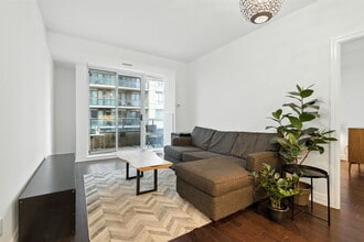 500 St Clair Ave W in Toronto, ON - Building Photo - Building Photo