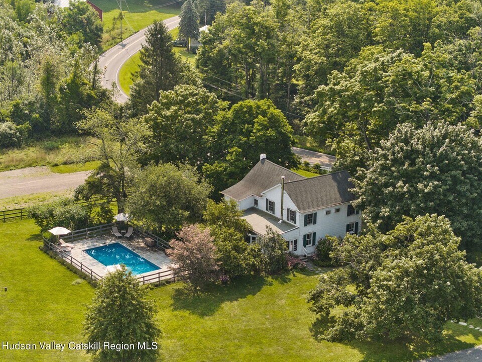 356 Co Rte 6 in Germantown, NY - Building Photo