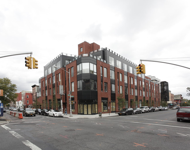 219-237 Grand St in Brooklyn, NY - Foto de edificio - Building Photo