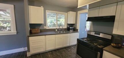 1284 Walnut St, Unit Main House in San Bernardino, CA - Foto de edificio - Building Photo
