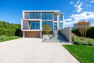 345 Dune Rd in Westhampton Beach, NY - Building Photo