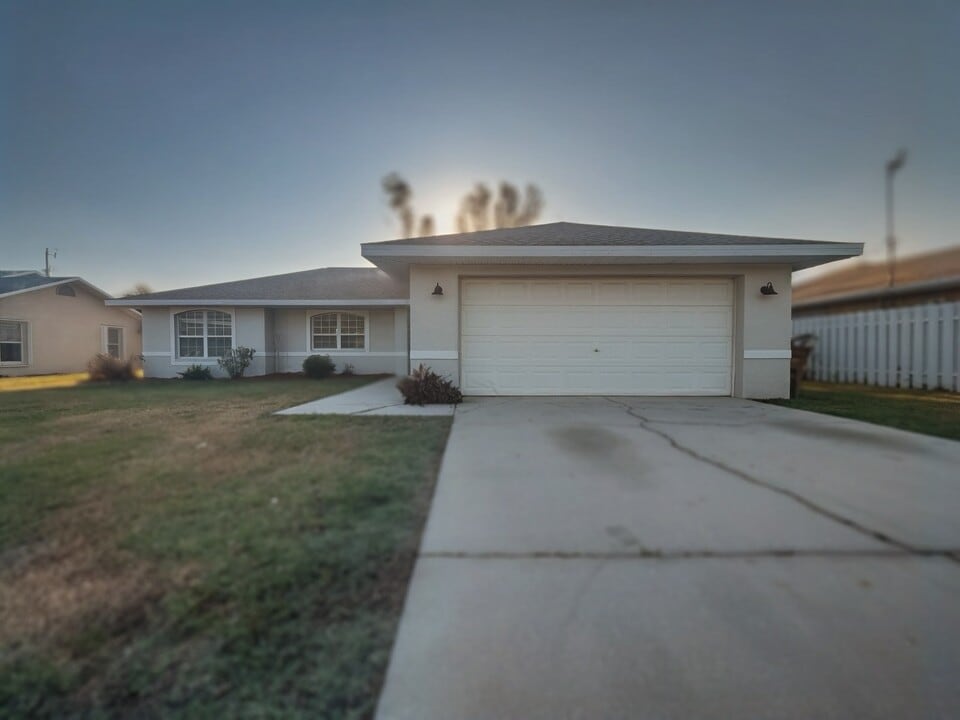 822 Nicholas Pky W in Cape Coral, FL - Foto de edificio
