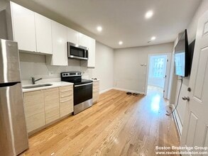 7 Warwick St, Unit 1 in Boston, MA - Foto de edificio - Building Photo