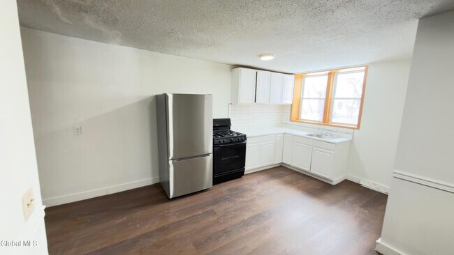 3132 6th Ave in Troy, NY - Building Photo - Building Photo