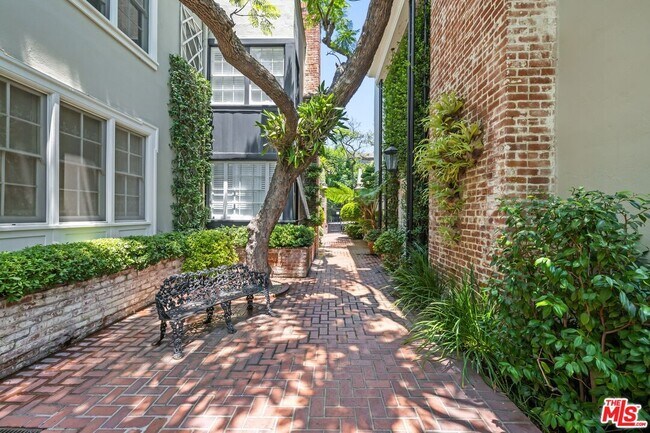 8724 Shoreham Dr in West Hollywood, CA - Building Photo - Building Photo
