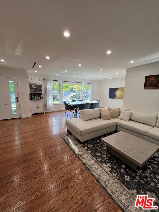 9420 Creemore Dr in Los Angeles, CA - Building Photo